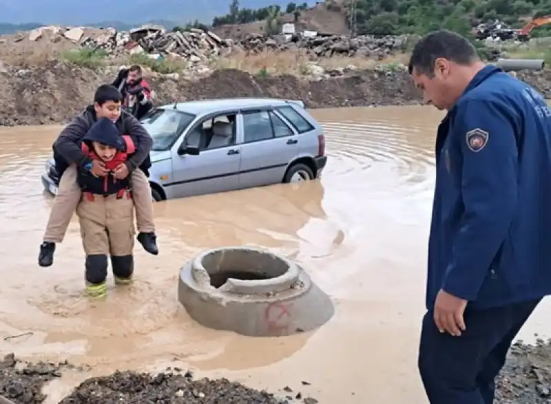 Su Birikintisinde Mahsur Kalan Baba Ve Oğlu Kurtarıldı