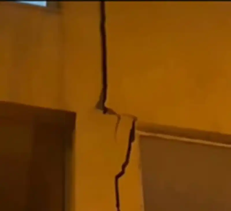 Duvarlar Çatladı, Esnaf Sokağa Çıktı