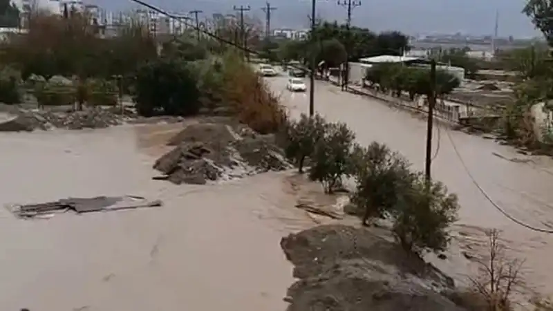 Yollar Taşkınlara, Yazlıklar Suya Teslim Oldu!