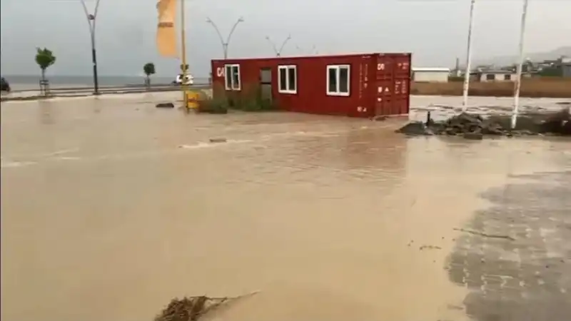 Yollar Taşkınlara, Yazlıklar Suya Teslim Oldu!