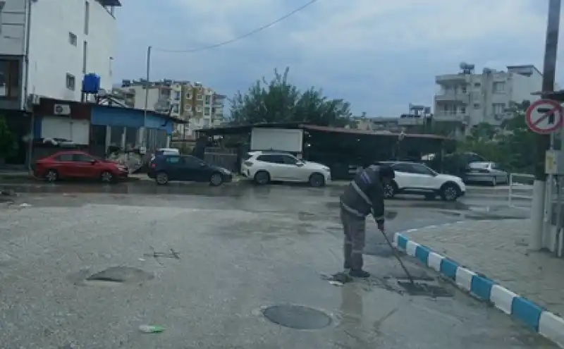 Samandağ’da Sağanak Yağış Sonrası Ekipler Seferber Oldu