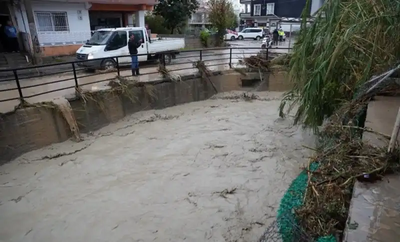 Arsuz’da Yağmur Ve Dolu Hayatı Saatler Içinde Felç Etti.