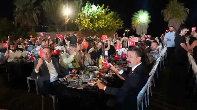 İskenderun’da Coşkulu Gece: İGEV Cumhuriyet Balosu’nda Kurtalan Ekspres Rüzgârı Esti
