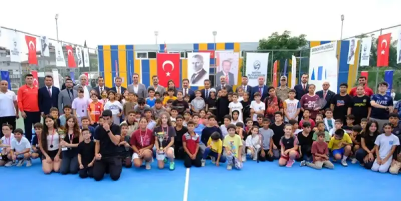 Masatlı, İnan Beyazgül’ün Defne’ye Kazandırdığı Tenis Kortunun Açılışında Çocuklarla Buluştu