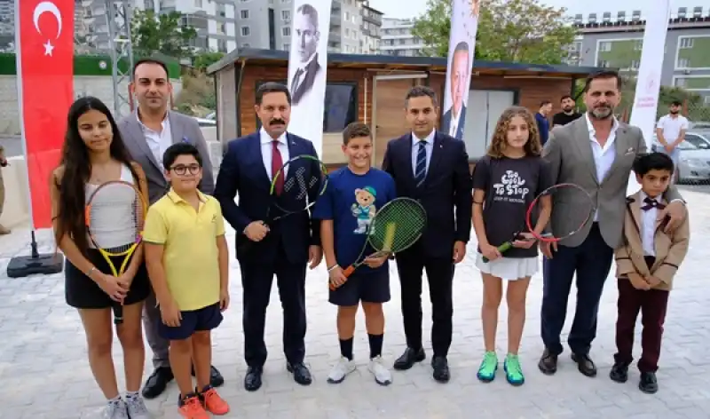 Masatlı, İnan Beyazgül’ün Defne’ye Kazandırdığı Tenis Kortunun Açılışında Çocuklarla Buluştu