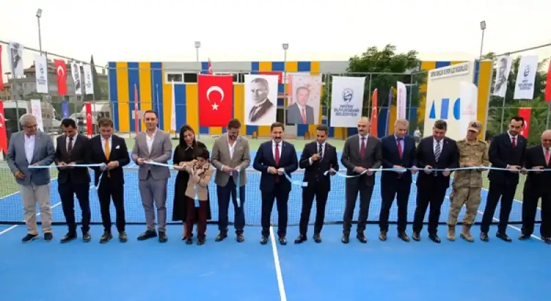 Masatlı, İnan Beyazgül’ün Defne’ye Kazandırdığı Tenis Kortunun Açılışında Çocuklarla Buluştu