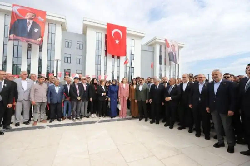 Altınözü’ne Yeni Kent Meydanı