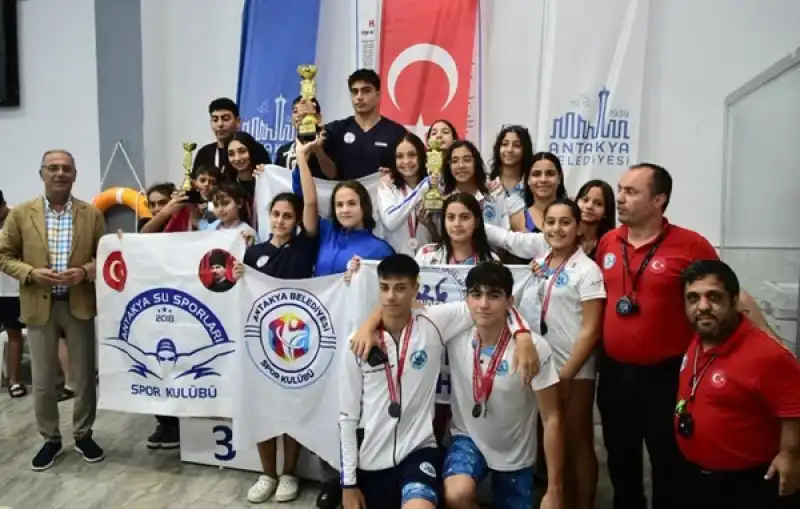 ‘Kamil Köseoğlu Yüzme Yarışması’nda Dereceye Girenlere Madalyaları Dağıtıldı