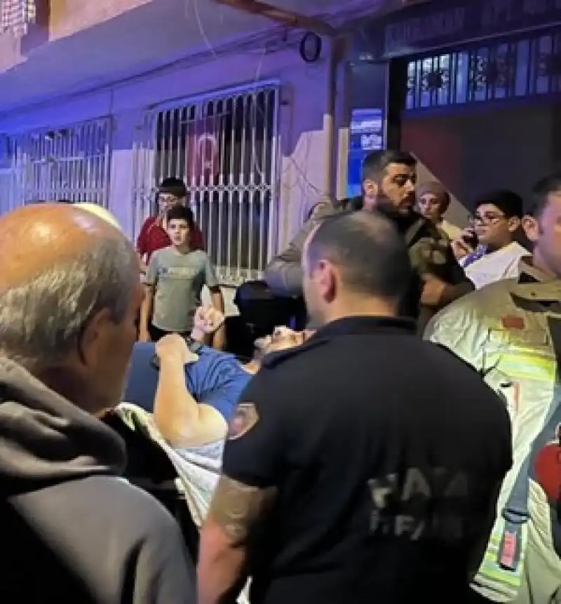 Yangında Mahsur Kalan 3 Kişi Kurtarıldı