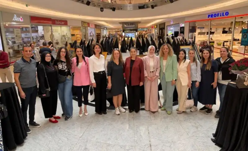 Sanatseverleri Buluşturan Sergi Açıldı 