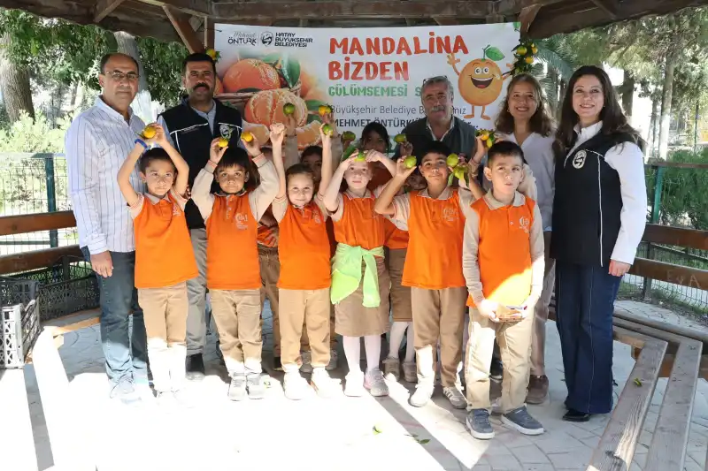 HBB, üreticiden Aldığı Mandalinaları öğrencilere Ikram Etti