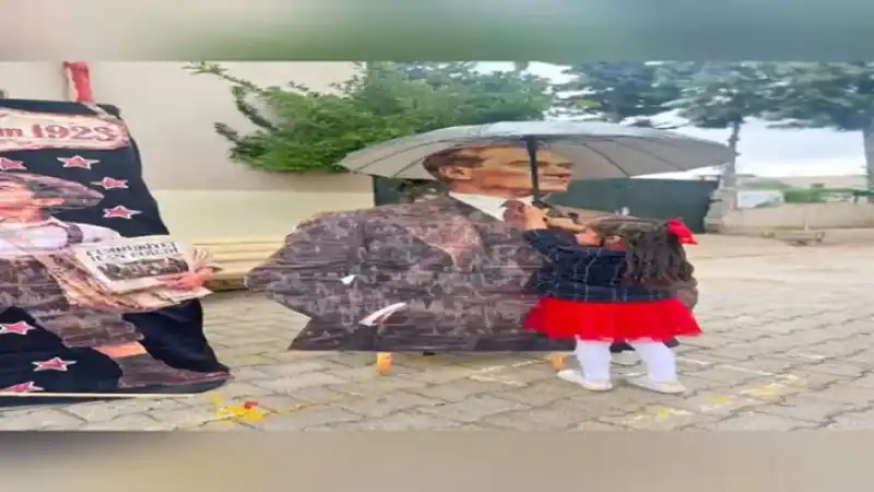 Yağmura Aldırış Etmedi, Ata’sına şemsiye Tuttu!