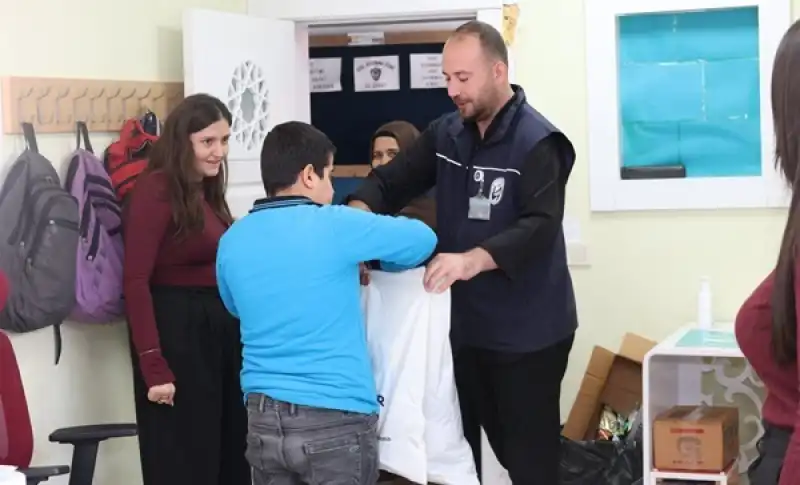 HBB’den özel Eğitim Gören öğrencilere Kıyafet Ve Kırtasiye Desteği
