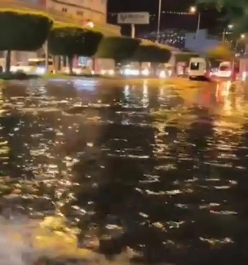 İskenderun’da Sağanak Yağmur Sonrası Yollar Göle Döndü!