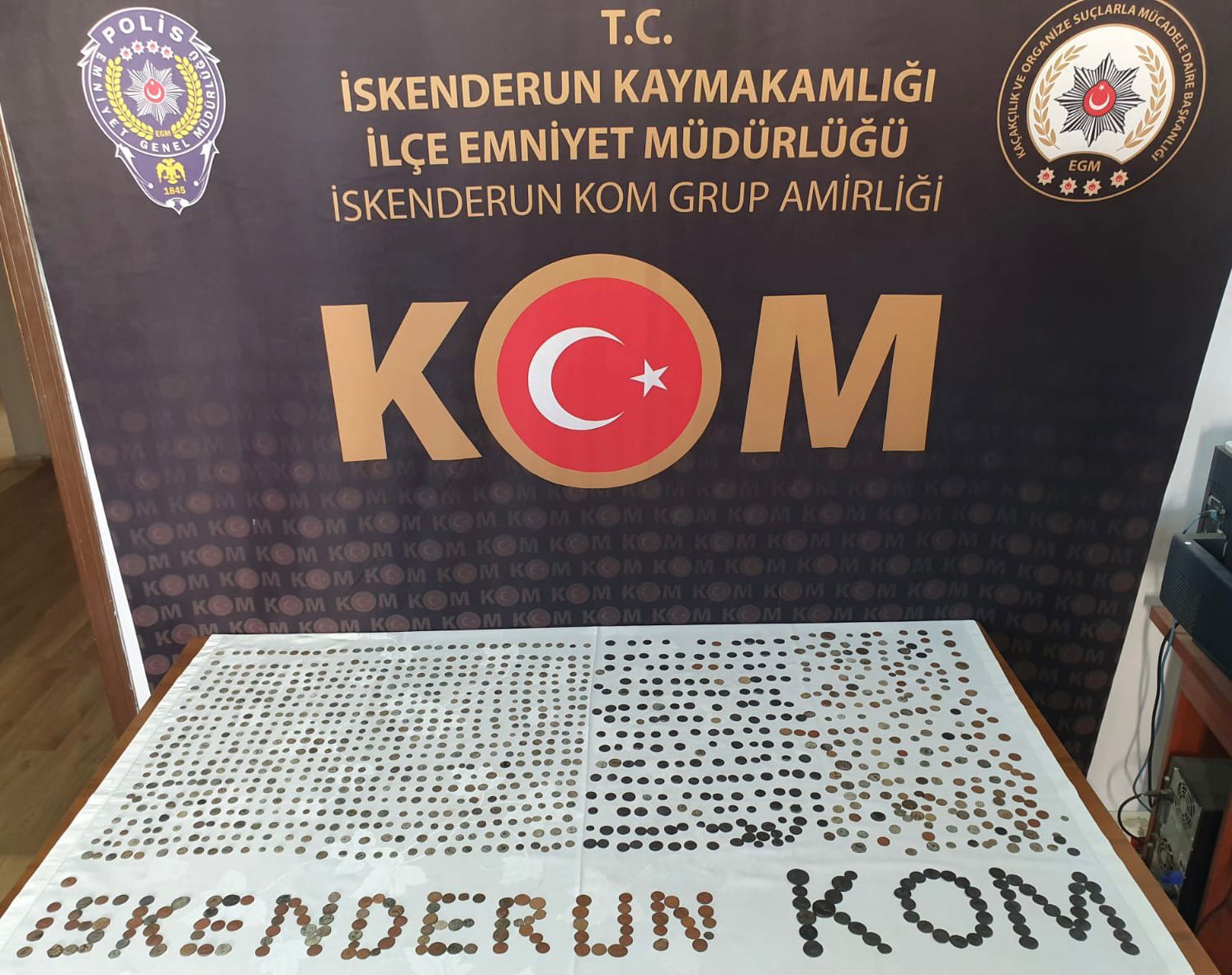 Defne de MHP ye katılanlara rozetleri takıldı