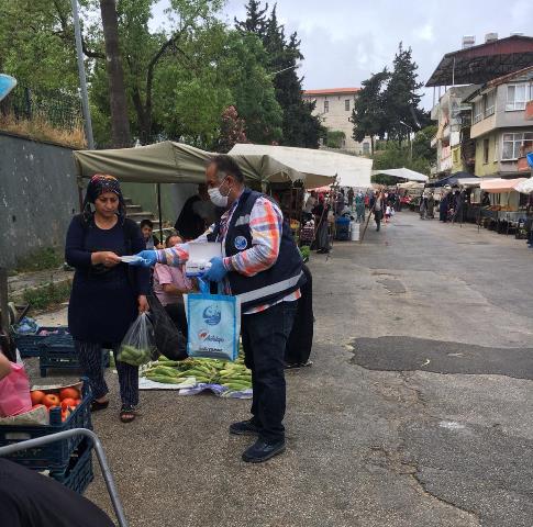 Antakya Belediyesi pazarlarda maske dağıtıyor
