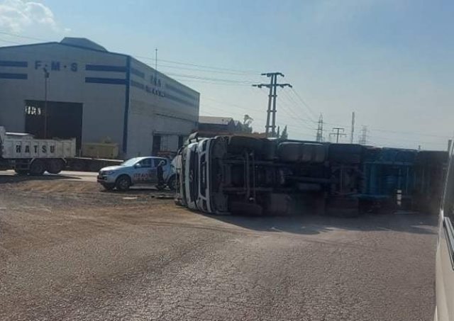 Payasta demir yüklü TIR devrildi