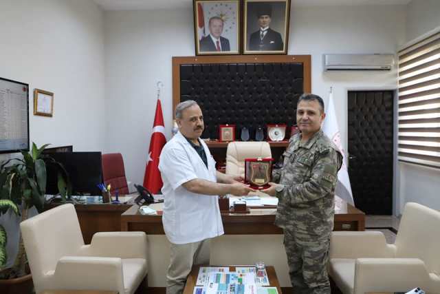 Tuğgeneral Sezengözden Başhekim Bayrakçıoğluna plaket