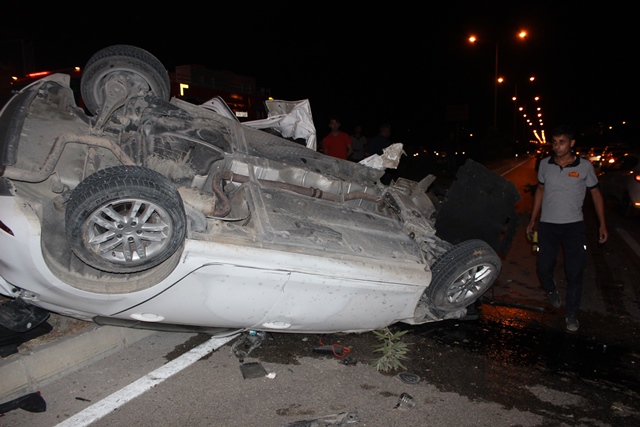 Hurdaya dönen otomobilden sağ çıktı