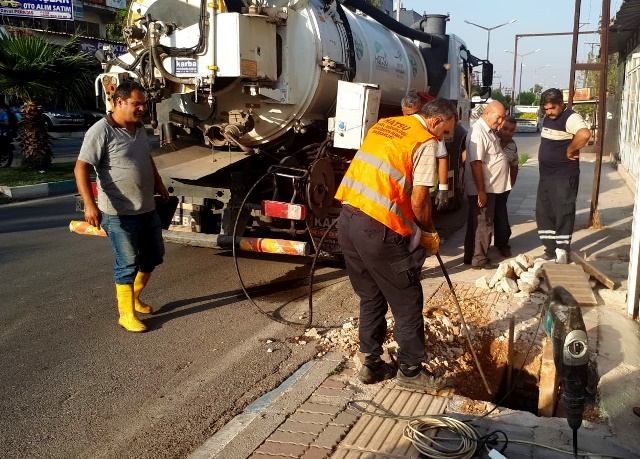 Tıkanan alt yapı hatlarında temizlik çalışması sürüyor