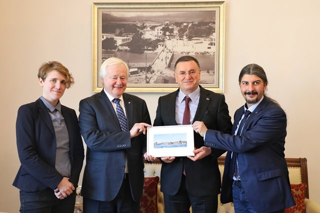 Dalgıçlar balıkçıyı su altında arıyor