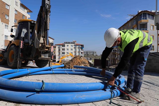 Eski içme suyu hatlarında deplase çalışmaları sürüyor