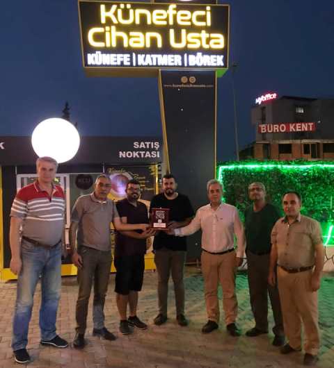 Kızılaydan Künefeci Cihan Ustaya plaket