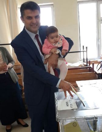 Yeni doğan bebeği ile birlikte oyunu kullandı