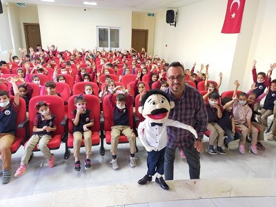Kendi yerel tiyatrocularımıza talep olmuyor