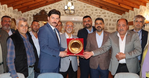 Muhtarlar Polata plaket verdi
