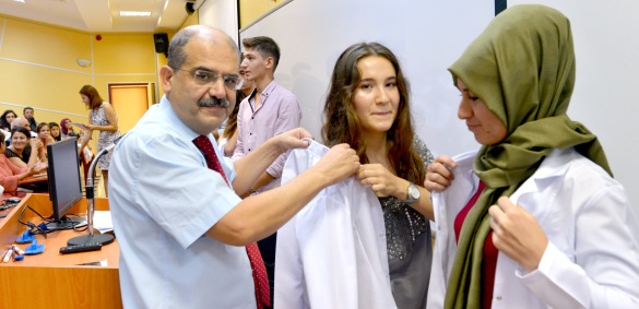 175 hekim adayı önlüklerini giydi