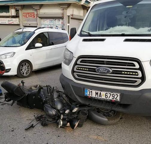 Köprüde motosiklet kamyonetin altına girdi