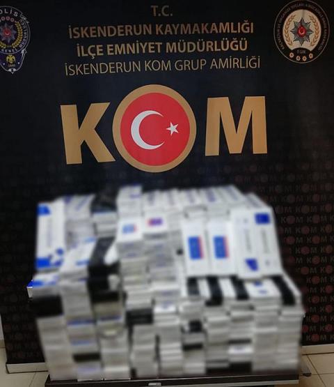 Kaçan araçtan kaçak sigara çıktı