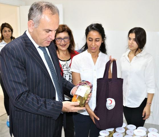 Ziyarette öğrencilere Kızılay hediye paketi dağıtıldı
