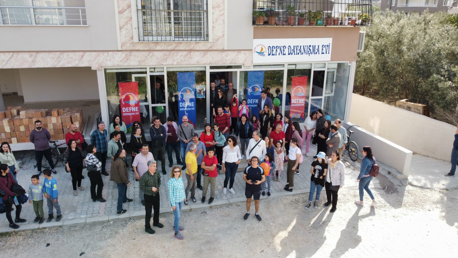 Defne Eğitim, Kültür, Sanat ve Dayanışma Evi Derneği 8. yaşında yeni yerine taşındı.