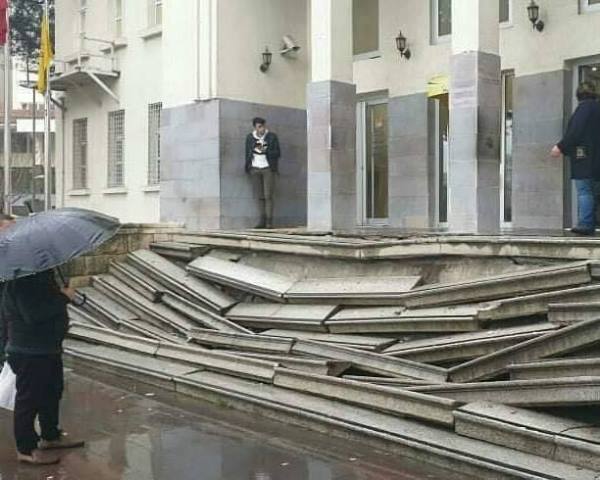 90 yıllık Antakya postane binasının merdivenleri çöktü