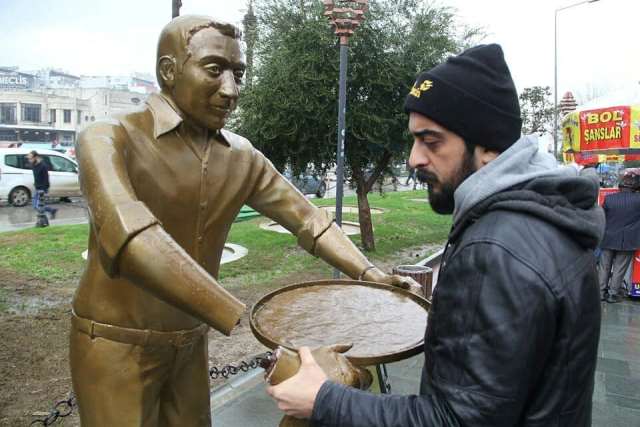 Önce tepsiyi çaldılar şimdi de kollarını kırdılar