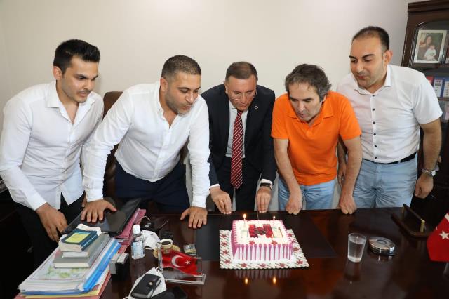 Hataysporun şampiyonluk pastasını kestiler