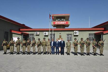 Vali Ata sınır karakollarını inceledi