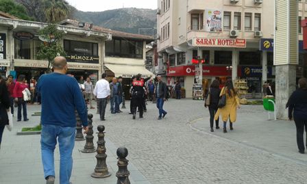 SARAY CADDESİNDE BOMBA PANİĞİ 