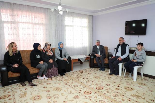Vali Doğandan İdlib şehidi Özerin ailesine ziyaret