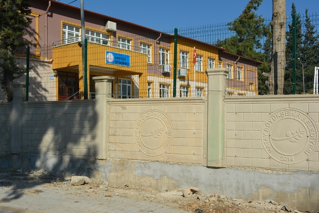 HBB Anayazı İlkokulunun duvarını yeniledi