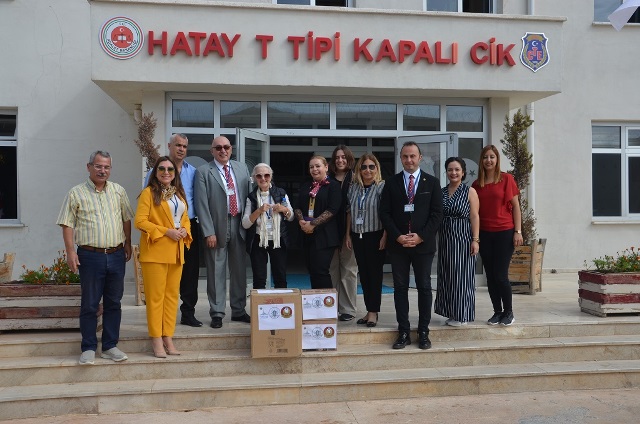 Hükümlülere kitap ve hijyen malzemesi dağıttılar
