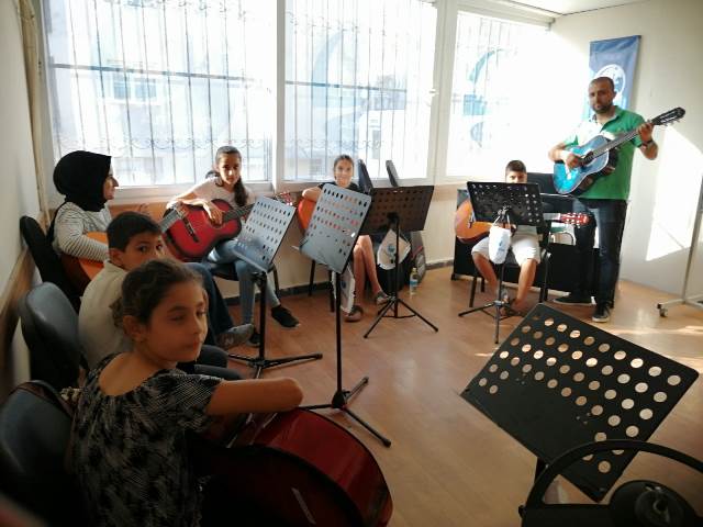 Antakya Belediyesinin gitar kursu ilgi görüyor