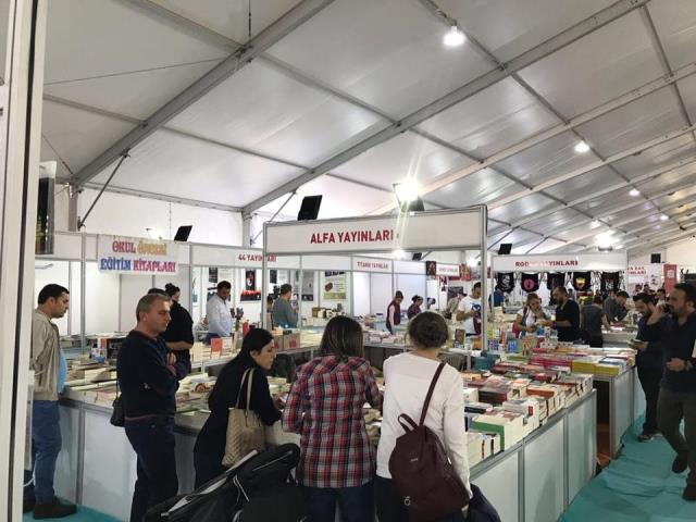 Kitapsever işadamından öğrencilere kitap çeki