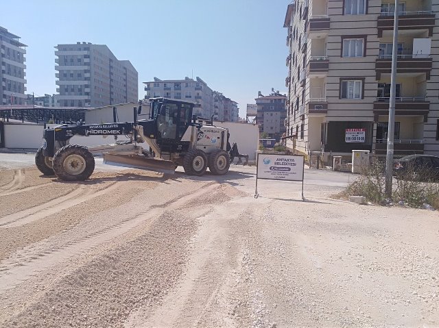 Antakya Belediyesi iki mahallede yol çalışması yaptı