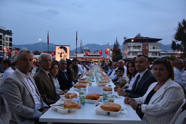 Arsuz da kent meydanında iftar