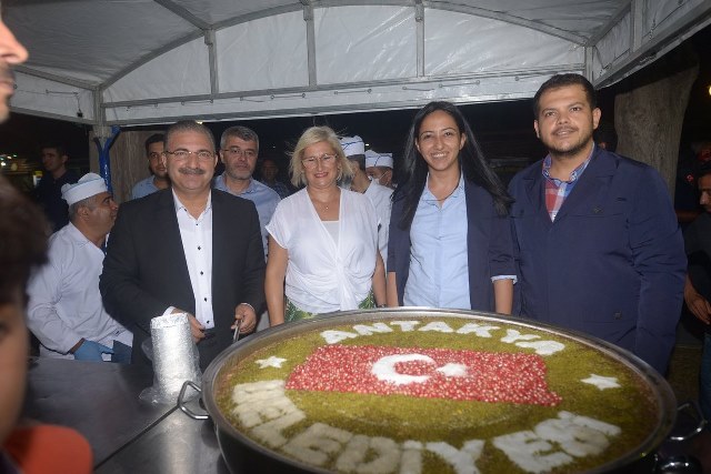 Antakya Belediyesinin Aşure etkinliği ilgi gördü