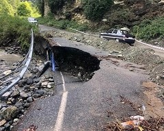 Aşırı yağışlardan yol çöktü