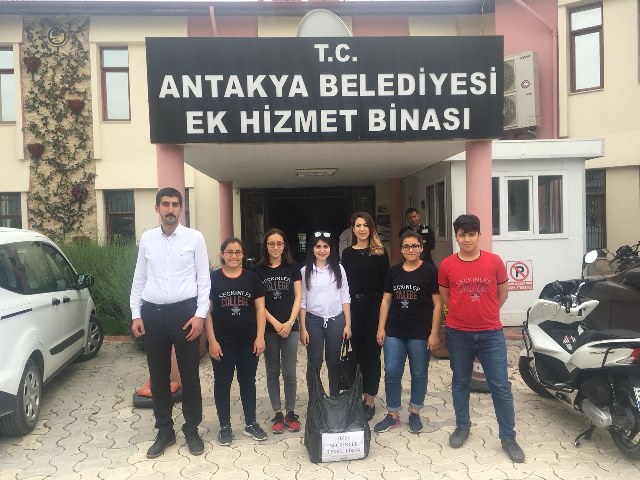 Topladıkları atık pilleri teslim ettiler